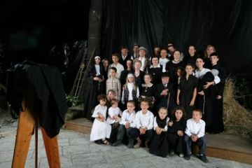 Foto di gruppo: tutta la famiglia festeggia le nozze d'oro dei nonni