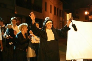 La figlia suora invita gli invitati a gioire per gli sposi