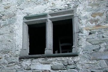 Angoli di paese - Bifora - antica dimora dei Dugros (1700)<br>