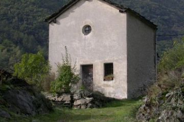 Chiesa Parrocchiale Cappelle Oratori - Cappella  Loc. Mana (Santa Lucia). Prima tappa per i viandanti e i montanari che risalivano la vallata di Champorcher.<br>