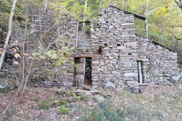 Edificio in pietra in Loc. Ronc Damòn
