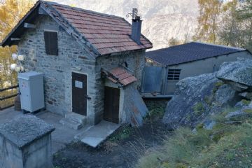 L'arrivo dell'itinerario. La vasca di carico della Centrale Hône II.